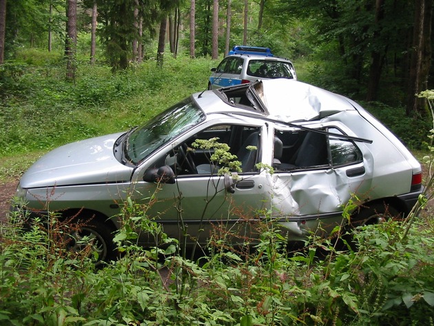 POL-NI: Wer ist aus diesem Unfallwagen gestiegen ? - Polizei hofft auf Hinweise -Bilder im Download-