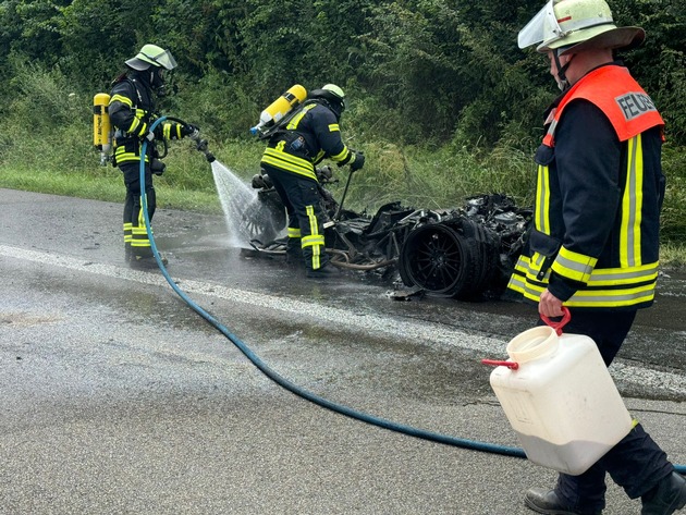 FW Königswinter: Trike auf Autobahn ausgebrannt