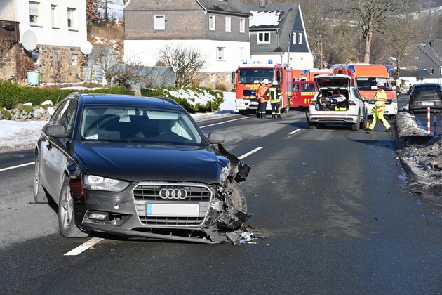 FF Olsberg: Großeinsatz von Feuerwehr und Rettungsdienst bei Unfall in Olsberg-Assinghausen