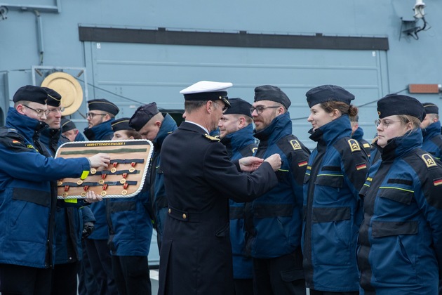 Besatzung der Korvette Ludwigshafen am Rhein mit Gefechtsmedaille geehrt