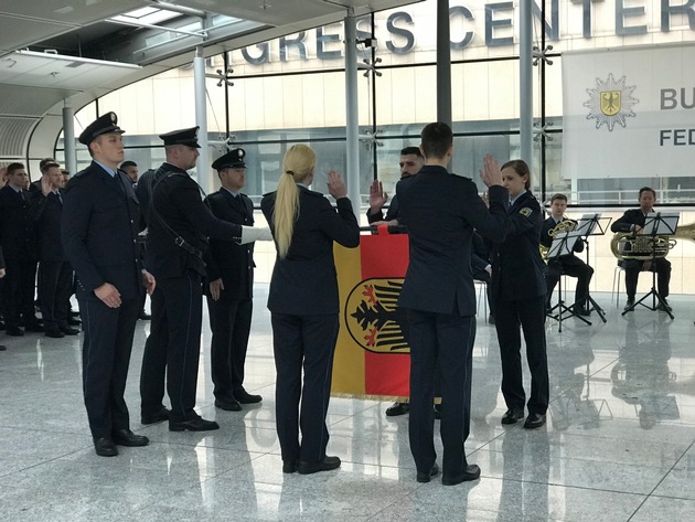 BPOLD FRA: Neue Führungskräfte - Bundespolizei am Flughafen Frankfurt am Main vereidigt 76 Polizeikommissare