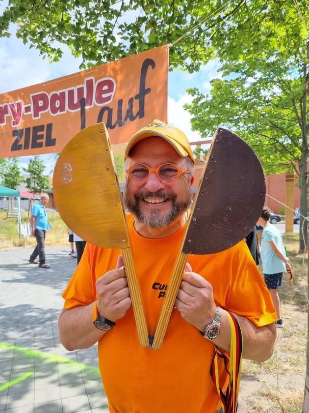 Am 2. Juli startet der &bdquo;Curry-Paule-Lauf 2026&ldquo; der Z&uuml;rich-Grundschule: &bdquo;Curry-Paule&ldquo; bleibt trotz bundesweiter Expansion ein Berliner Original mit Neuk&ouml;llner Herz!
