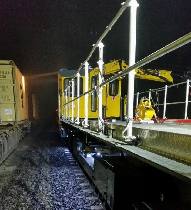 BPOL-KS: Güterzug kollidiert mit Kran von Bauzug