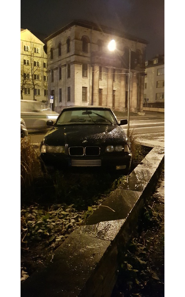 POL-KS: Kassel: Autofahrer landet mit BMW in Blumenbeet und flüchtet zu Fuß: Polizei sucht Zeugen
