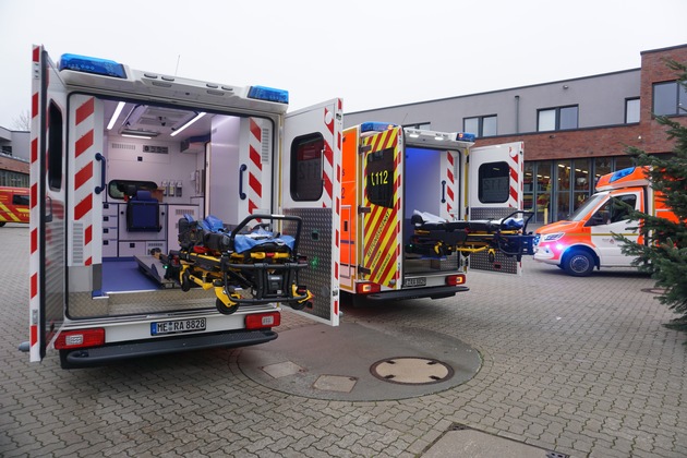 FW Ratingen: Fünf neue Rettungswagen in Ratingen und Heiligenhaus