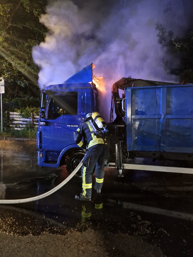 FW Celle: LKW-Brand direkt vor dem Feuerwehrhaus