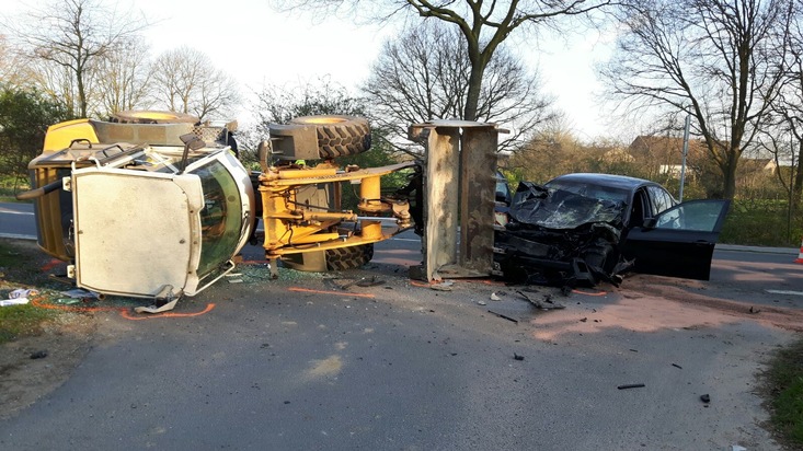 FW-KLE: Verkehrsunfall: BMW kollidiert mit Radlader