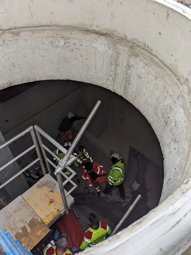 FW-OB: Bauarbeiter beim Sturz in einen Schacht einer Tiefbau-Baustelle verletzt