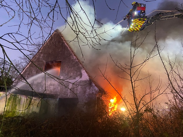 FW-SE: Leerstehendes Einfamilienhaus in Henstedt-Ulzburg brennt komplett aus