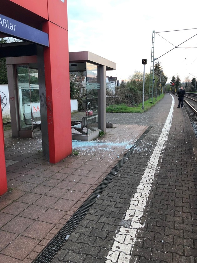 BPOL-KS: Vandalismus - Scheibe klirrte am Bahnhof