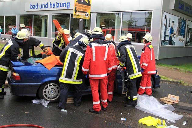 FW-E: Alleinunfall, PKW schleudert gegen Laterne, Patientin wird mit hydraulischem Rettungsgerät befreit