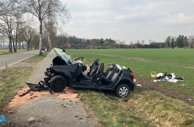 POL-ROW: ++ Auto prallt gegen Baum - 63-jährige Fahrerin schwer verletzt ++ Mit 40-Tonner in Schlangenlinien - 2,3 Promille ++ Polizei stoppt Alkoholfahrt - 0,68 Promille ++