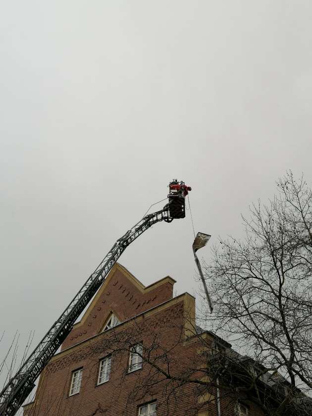 FW-OB: Feuerwehr entfernt lose Dachverkleidung von Polizeipräsidium