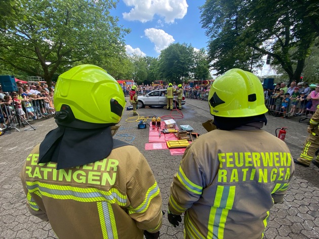 FW Ratingen: Gro&szlig;e Blaulichtmeile zum 750-j&auml;hrigen Stadtjubil&auml;um - Ein Tag voller Einblicke und Mitmachaktionen