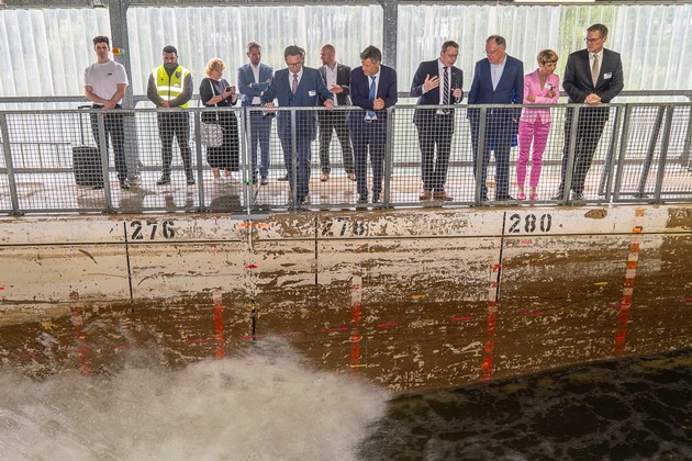 Pressemitteilung Nr. 053/2023 der Leibniz Universität Hannover  Erweiterter Wellenströmungskanal mit der weltweit größten Wellenmaschine eröffnet