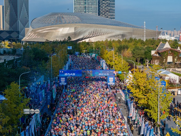 30.000 Marathonbegeisterte entfachen mit ihrem Lauf die Schönheit von Dalian