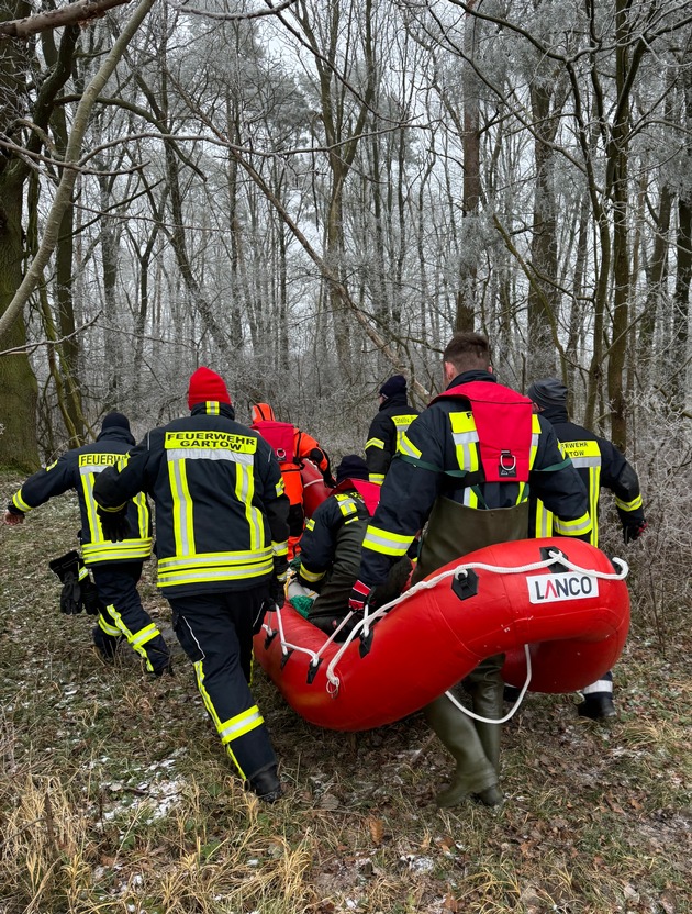 FW Lüchow-Dannenberg: +++Feuerwehr rettet Reh von Eisfläche+++Appell an die Bevölkerung: lassen Sie Wildtiere in Ruhe+++