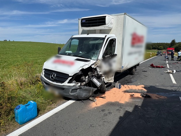 FW VG Westerburg: Frontalzusammenstoß zwischen PKW und Klein-LKW - Fahrerin verstirbt während der Rettung