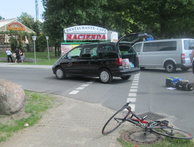 POL-WL: ++ Erneut schwerer Fahrradunfall: Sharan-Fahrerin übersieht Rennrad-Fahrer (Fotos) ++