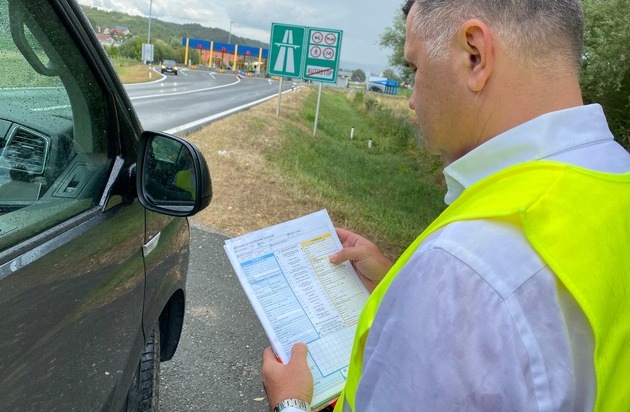HUK-COBURG: Urlaubsfahrt mit Hindernissen: Was ist beim Unfall zu tun? / Warnweste nicht vergessen / Unfallbericht: Unterschiedliche Beweiskraft in unterschiedlichen Ländern / Zuhause oder im Ausland reparieren?