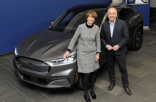 Ford-Werke GmbH: Oberbürgermeisterin Reker zu Besuch bei den Ford-Werken (FOTO)