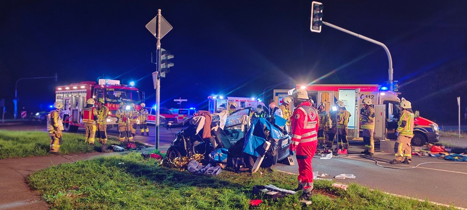 FW Grevenbroich: Drei Verletzte bei schwerem Verkehrsunfall bei Grevenbroich / Kollision zwischen LKW und Kleinwagen, aufwendige Rettung