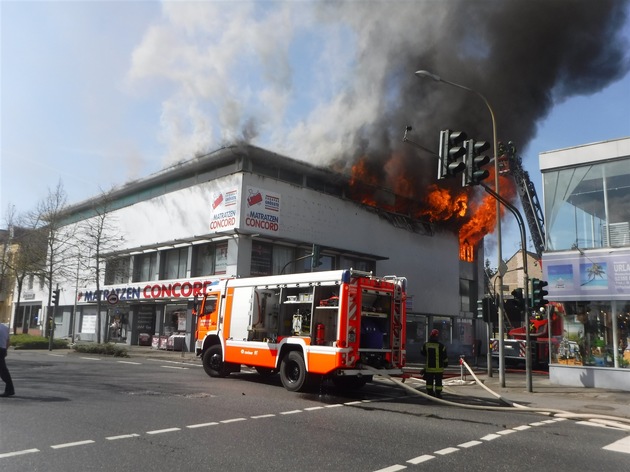 POL-DN: Großbrand vernichtete Wohnungen und Geschäftsräume