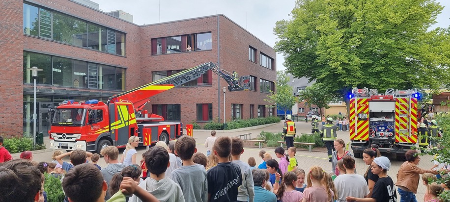 FW-WRN: Die Feuerwehr auf dem Schulhof der Katholischen Wiehagengrundschule