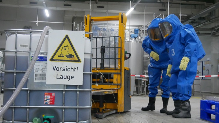 FW Celle: Einsatzübung des Chemie- und Strahlenschutzzuges bei Barilla in Vorwerk