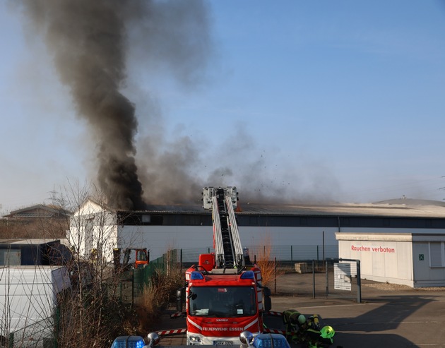 FW-E: Großbrand einer Lagerhalle - Rauchsäule weit sichtbar