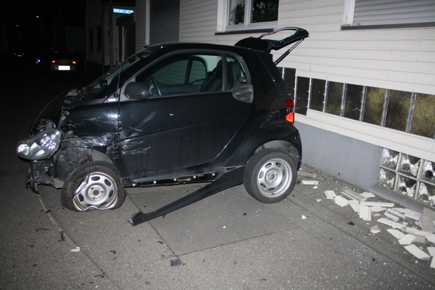 POL-PDLU: (Schifferstadt) Schadensträchtiger Unfall mit zwei Fahrzeugen und einem Haus
