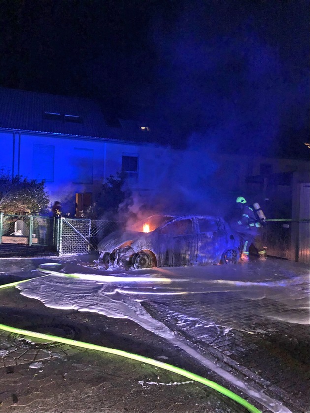 POL-ME: Polizei ermittelt nach ungeklärtem Fahrzeugbrand - Ratingen - 2104102