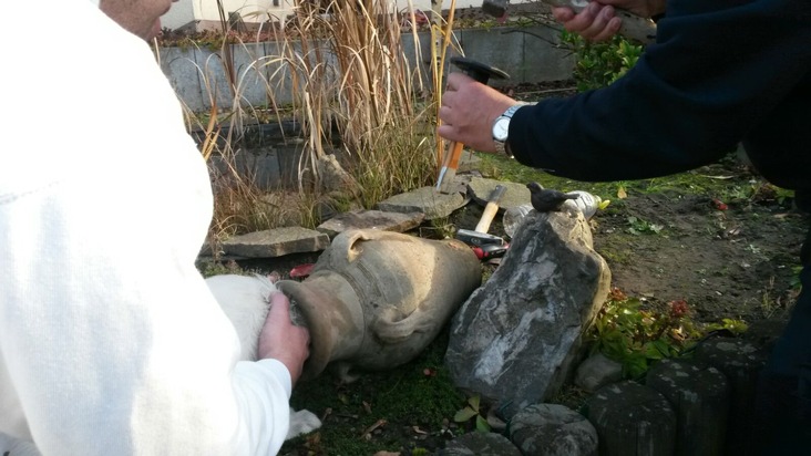 FW-E: Schäferhundwelpe steckt im Tonkrug fest, Hammer und Meißel vor