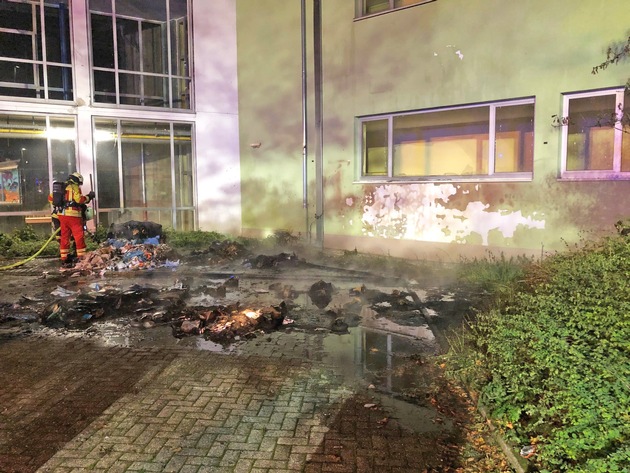 POL-ME: Müllcontainer an Schule angezündet - Polizei ermittelt und sucht Zeugen - Heiligenhaus - 2010021