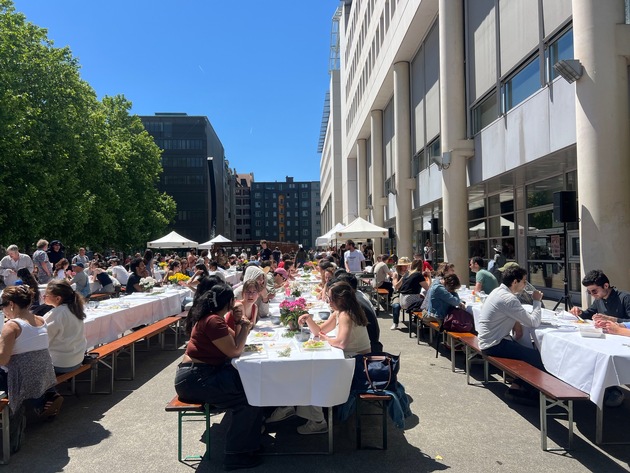 20 Orte feiern Festessen aus geretteten Lebensmitteln