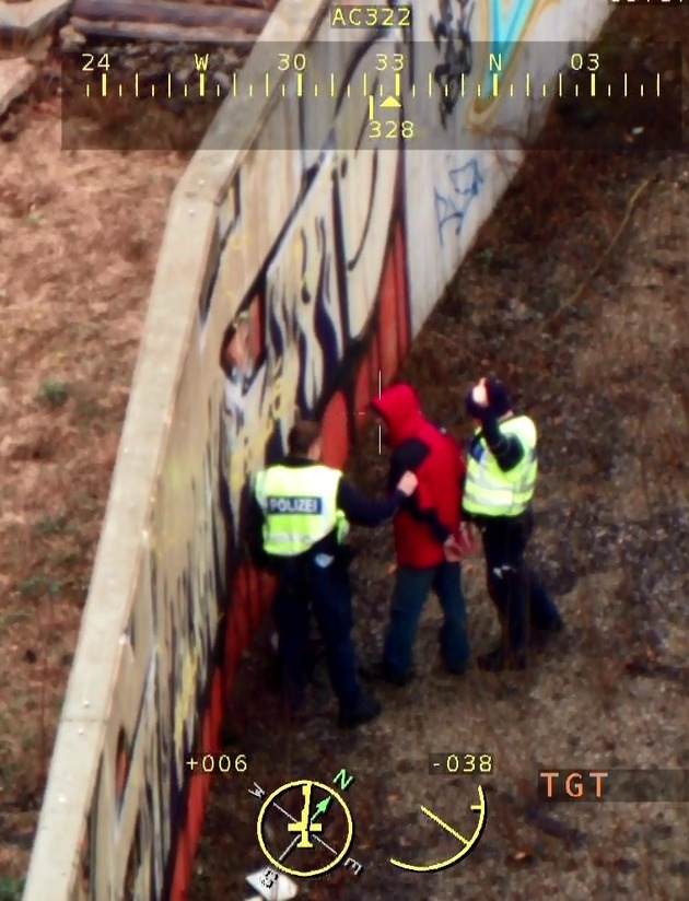 Bundespolizeidirektion München: Graffiti-Sprayer auf frischer Tat ertappt / Bundespolizei fasst &quot;Schmierfink&quot; im Gleisbereich