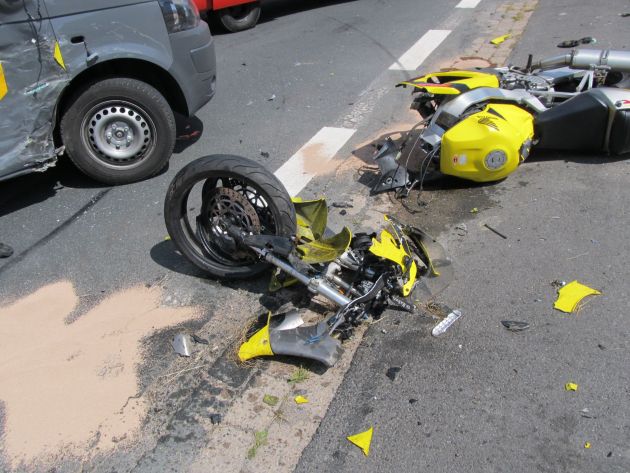 POL-HOL: Landesstraße 580 &quot;Hettlingshöhe&quot;: 57jähriger Motorradfahrer tödlich verletzt -  Mit VW-Transporter kollidiert  -