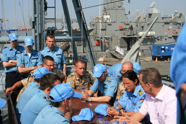 Deutsche Marine - Pressemeldung: Interview mit dem Wehrbeauftragten des Bundestages - Reinhold Robbe besuchte Marine-UN-Solaten auf Zypern