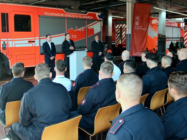FW-GL: Feierliche Zeugnisübergabe und Ernennungen bei der Feuerwehr Bergisch Gladbach