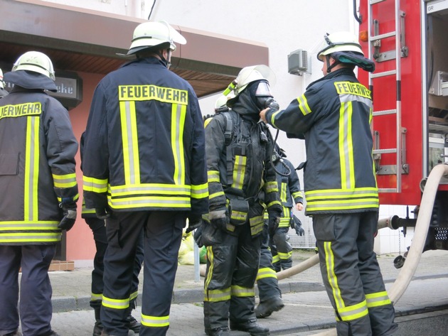 FW-AR: Arnsberger Feuerwehr rettet vier Personen aus brennender Wohnung