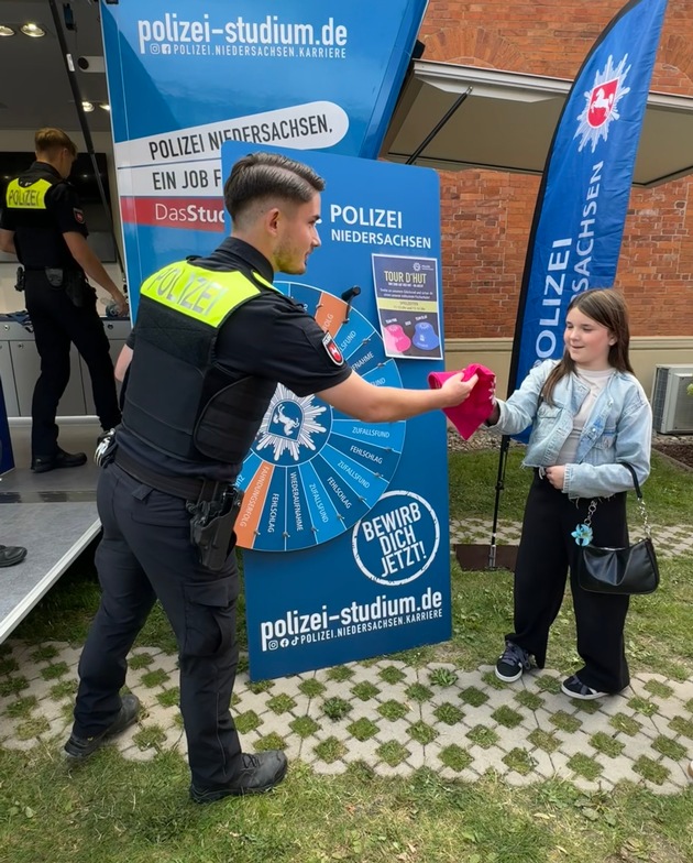 POL-AK NI: Großer Erfolg: Tag der offenen Tür an der Polizeiakademie in Nienburg. Zahlreiche Besucherinnen und Besucher nutzten die Gelegenheit zum Blick hinter die Kulissen.