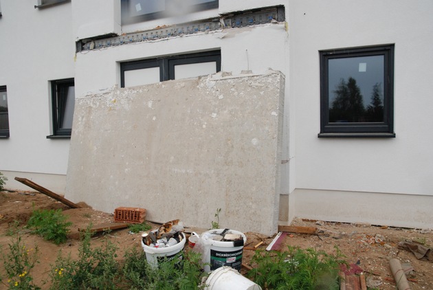 POL-CE: Wathlingen - Baustützen gestohlen -  Balkonplatte von Rohbau stürzt ab