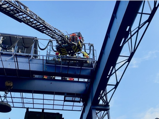 FW-MH: Arbeiter auf Kranbahn verletzt - Feuerwehr rettet Patient aus 12 Metern Höhe über Drehleiter