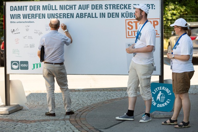 Medienmitteilung: «Gunzgen: Mit Unterschriften gegen Littering auf der Autobahn»