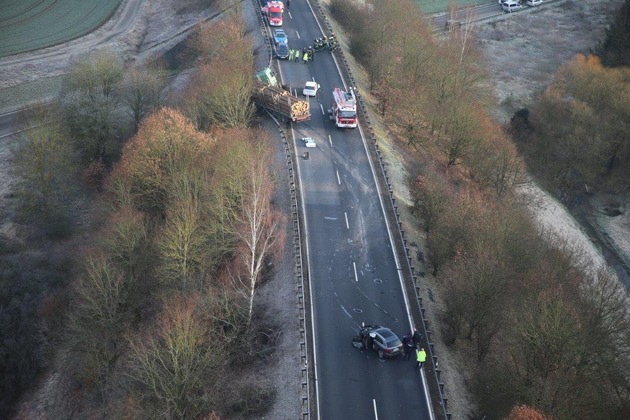 POL-PDMY: **Nachtragsmeldung** Mayen - Verkehrsunfall auf der B 262 zw. A 48 (AS Mayen) und Mayen mit drei Verletzten (1 Person eingeklemmt) und einem Sachschaden von 100.000 EUR