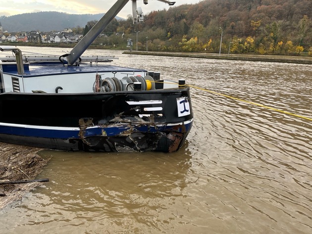 PP-ELT: Schiffsunfall auf der Mosel: Frachtschiff rammt Spundwand in der Schleuse Fankel