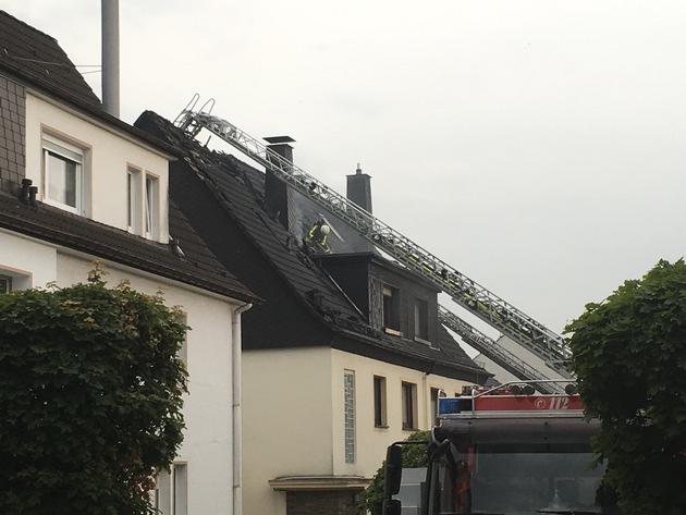 FW-LÜD: Dachstuhlbrand erfordert Großaufgebot der Feuerwehr