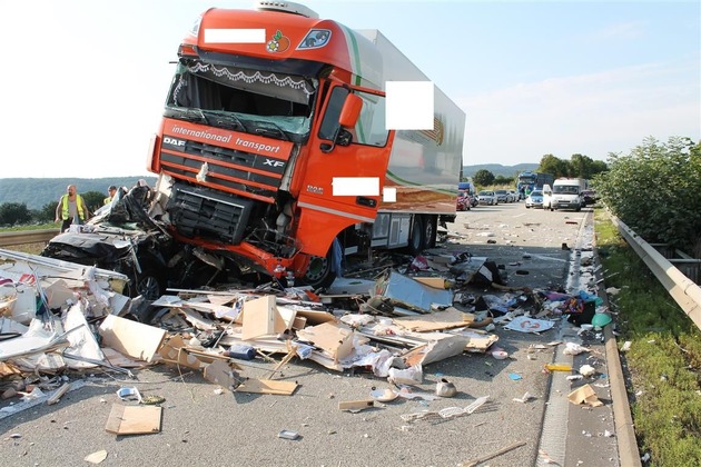 POL-PPKO: Tödliche Urlaubsfahrt - Wohnwagengespann auf der Autobahn bei Koblenz von LKW zerquetscht