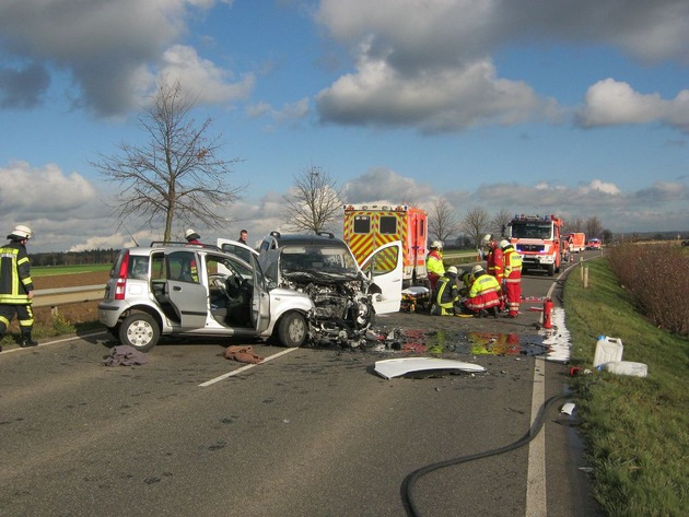 FW-BM: 21.11.2015 - Verkehrsunfall in Kerpen auf der B 477 fordert einen Toten und zwei Schwerverletzte