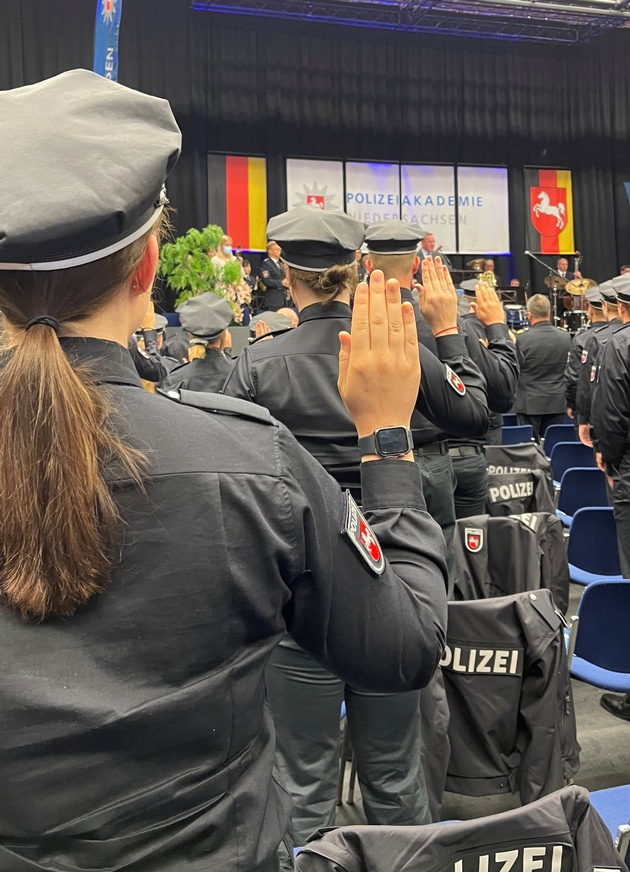 POL-AK NI: Vereidigungsfeier der Polizeiakademie Niedersachsen - Innenminister Boris Pistorius nimmt 444 angehenden Polizeikommissarinnen und -kommissaren den Diensteid ab